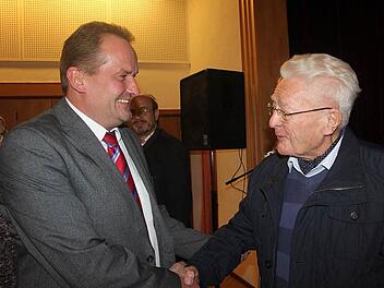 Auch Altbürgermeister Edwin Trebes (rechts) gratulierte Peter Grüdl zu seiner Nominierung. Foto: Veronika Schadeck