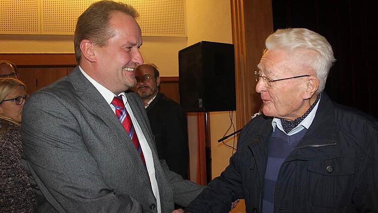 Auch Altbürgermeister Edwin Trebes (rechts) gratulierte Peter Grüdl zu seiner Nominierung. Foto: Veronika Schadeck