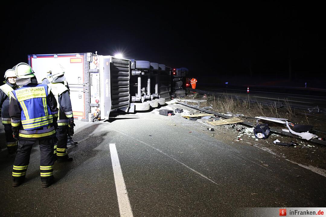 Kreis Bayreuth: Lkw kracht auf A9 in Mittelschutzplanke und kippt um – Fahrer verletzt