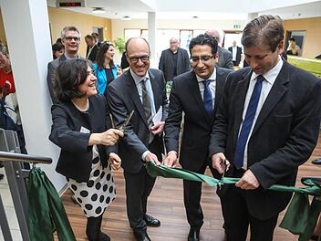 Sie machten den Weg zur Psychosomatik in Ebermannstadt frei (von links): Chefärztin Yesim Erim, Professor Heinrich Iro, Chefarzt Samir Murad und Landrat Hermann Ulm. Links hinter Yesim Erim freut sich der Forchheimer OB Uwe Kirschstein.  Fotos: Barbara Herbst