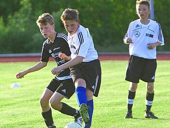 Lucas Ohnemüller (Mitte) ist einer von 29 Kulmbacher Spielern am Stützpunkt. Nach Friesen will der 13-Jährige aber wohl nicht wechseln. Rechts hinten Leo Popp. Foto: Monika Limmer