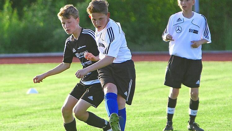 Lucas Ohnemüller (Mitte) ist einer von 29 Kulmbacher Spielern am Stützpunkt. Nach Friesen will der 13-Jährige aber wohl nicht wechseln. Rechts hinten Leo Popp. Foto: Monika Limmer