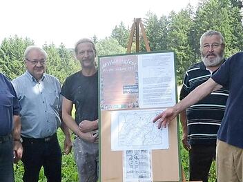 Sie laden zum Wildbergfest und zu Führungen auf dem Lutherweg ein (v. l.): Wolfgang Suffa, Wolfgang Schildbach, Roman Matyssek, Manfred Pechtold (alle vom Technikteam der evangelischen Kirche Tettau) und Dietrich Schütze. Foto: K.- H. Hofmann