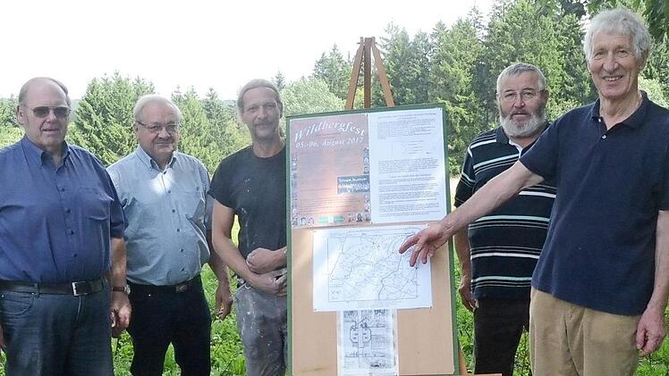 Sie laden zum Wildbergfest und zu Führungen auf dem Lutherweg ein (v. l.): Wolfgang Suffa, Wolfgang Schildbach, Roman Matyssek, Manfred Pechtold (alle vom Technikteam der evangelischen Kirche Tettau) und Dietrich Schütze. Foto: K.- H. Hofmann