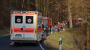 Unterfranken: Helfer rettet Mann aus brennenden Auto