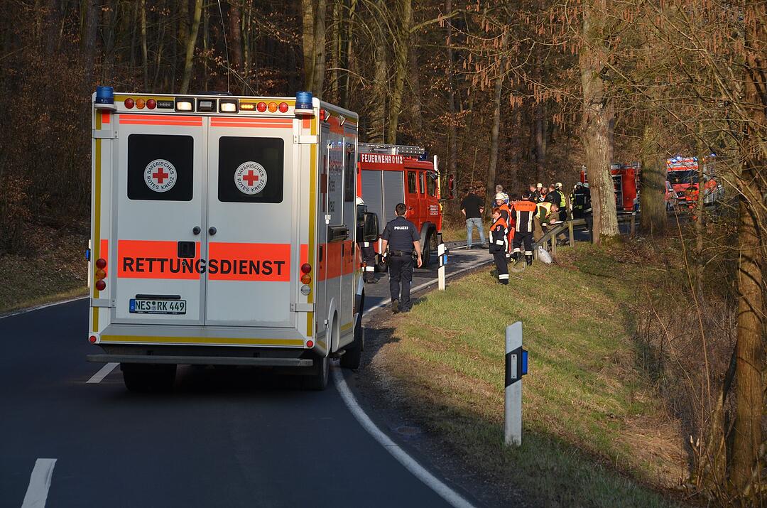 Unterfranken: Helfer rettet Mann aus brennenden Auto