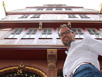 Steinmetz-Kunst unten, nachgebautes Fachwerk oben und vergoldete Schmuckelemente: Stefan Falkenberg aus Aschach hat unter anderem an der "Goldenen Waage" am Dom mitgebaut. Ralf Ruppert
