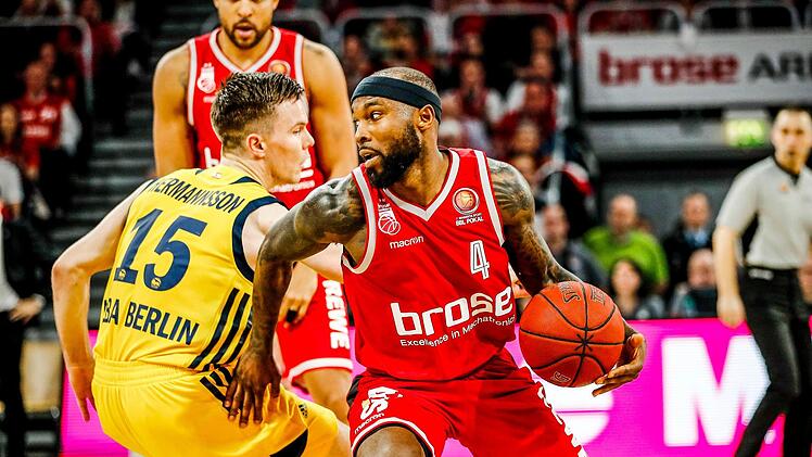 Tyrese Rice (rechts), der sich hier gegen Martin Hermannsson durchsetzt, war einmal mehr Brose-Topwerfer.