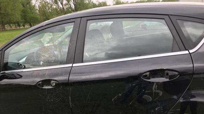In Eisenheim haben Unbekannte ein Auto mit zwei Leitpfosten stark beschädigt. Foto: Facebook/Katha Gö