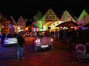 Viel Trubel beim Lebendigen Adventskalender: Das Miteinander von Autos und Fußgängern erfordert dort Rücksichtnahme und Vorsicht von beiden Seiten.  Foto: Birgit Jentsch