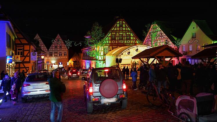 Viel Trubel beim Lebendigen Adventskalender: Das Miteinander von Autos und Fußgängern erfordert dort Rücksichtnahme und Vorsicht von beiden Seiten.  Foto: Birgit Jentsch