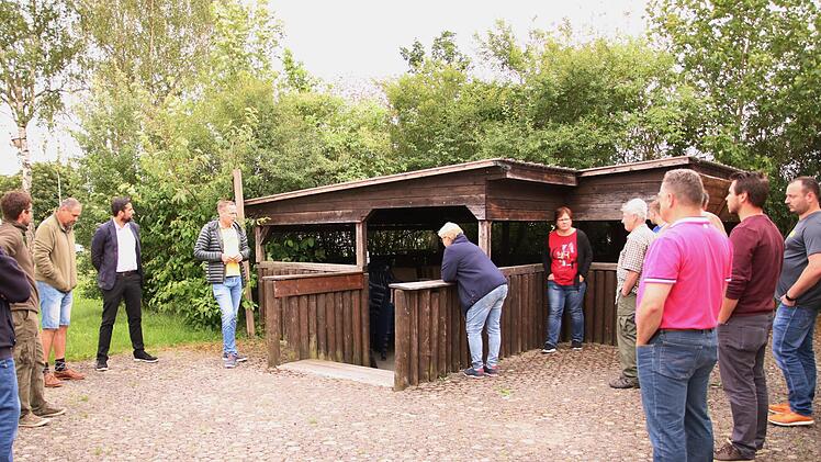 Die Grillhütte am Innenhof des Hauses der Jugend wird zwar entfernt, aber durch eine Überdachung ersetzt.Klaus Klaschka