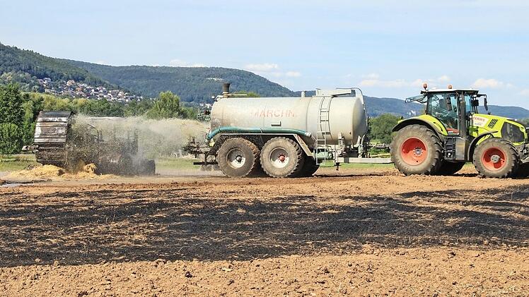 Landwirte unterstützten die Feuerwehren bei der Löschwasserzufuhr mit Güllefässern.