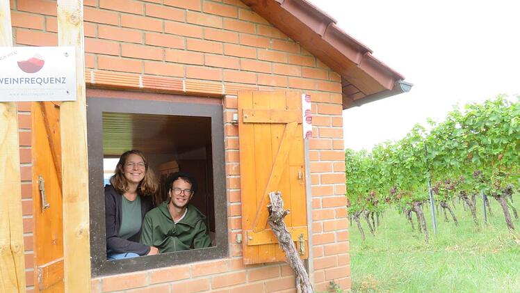 Florian Wachter (mit seiner Verlobten Theresa) in der kleinen Hütte mitten in den Weinbergen: Auch hier finden Weinproben und Führungen statt.