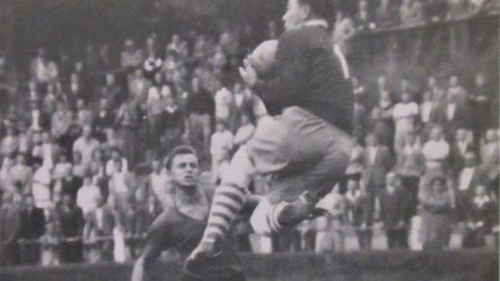 Mit einer prächtigen Parade fängt Willi Schwenzl vor einem gegnerischen Stürmer den Flankenball ab. Foto: Dieter Seyfarth