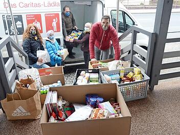 Beim Verladen der vielen Spenden (von links) Stefanie Adam-Scharr, Tochter Melanie Scharr (GZF), Günter Biesenecker, Annika Bauer (Caritas Sozialladen) und Sven Scharr. Foto: K.- H. Hofmann