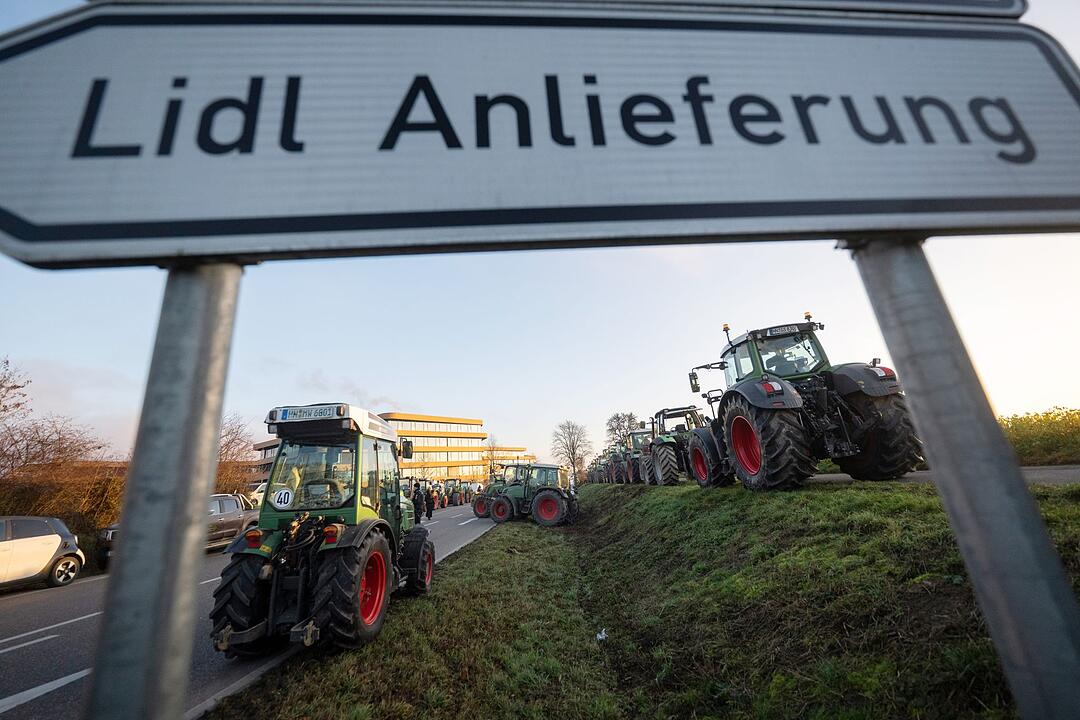 Demonstration von Landwirten vor Lidl-Zentrale