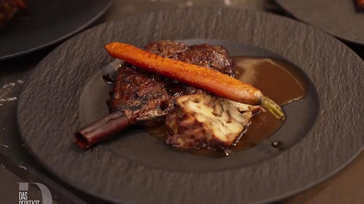 Nicks vegetarische "Keule" mit Laugenkn&ouml;del und glasierten Karotten &uuml;berzeugt nicht alle.