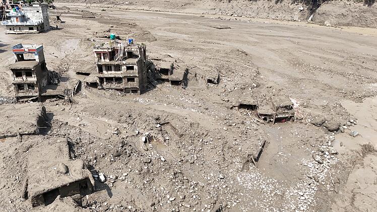 Sturzflut an Grenze zwischen China und Nepal