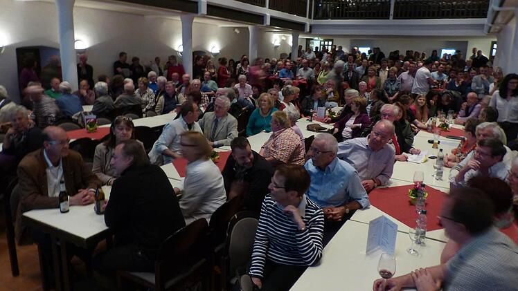 Die Stadthalle war voll. Viele Besucher verfolgten die Auszählung der Stimmen.