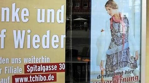 Vergangenheit und Zukunft im Schaufenster am Marktplatz.