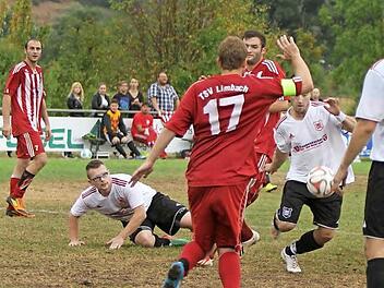 Die Trossenfurter (wei&szlig;e Trikots) werden einmal mehr von der vielbeinigen Abwehr der Limbacher gestoppt. Unser Bild zeigt (von links) den Limbacher Christoph Lipa, den Trossenfurter Sven Schwaten, TSV-Kapit&auml;n Marco Oppelt sowie Lukas Kredel, rechts beobachtet der Trossenfurter Mike Hubert die Szene. Foto: G&uuml;nther Geiling