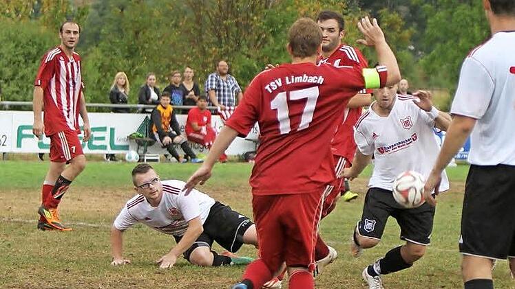 Die Trossenfurter (wei&szlig;e Trikots) werden einmal mehr von der vielbeinigen Abwehr der Limbacher gestoppt. Unser Bild zeigt (von links) den Limbacher Christoph Lipa, den Trossenfurter Sven Schwaten, TSV-Kapit&auml;n Marco Oppelt sowie Lukas Kredel, rechts beobachtet der Trossenfurter Mike Hubert die Szene. Foto: G&uuml;nther Geiling