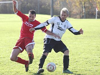 Thomas Kluzcniak (rechts) in Aktion: Der 41-jährige Stürmer ist trotz seines Alters immer noch einer der Leistungsträger beim Kreisklassen-Aufsteiger FC Sand III.  Fotos: rn