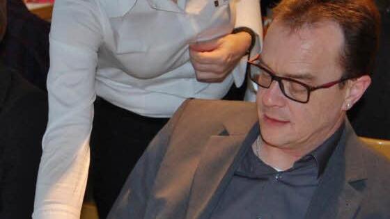 Immer von rechts auftragen: Clara Mauder vom Hotel Kaiserhof Victoria (Bad Kissingen) serviert einem Gast die Suppe