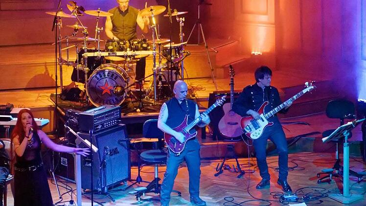 Fetzigen Rock spielte die Schweizer Gruppe "Elyria". Foto: Werner Nöth