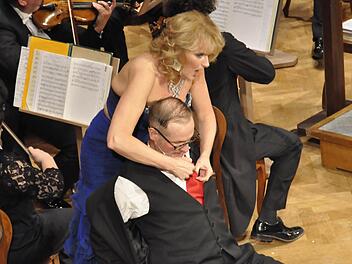 Iva Simon begeistert immer wieder durch ihre grandiose Stimme, starke Ausdruckskraft und ihrem Temperament. Patrick Rohbeck ist nicht nur als Bariton, sondern auch als Moderator brillant. Foto: Peter Klopf