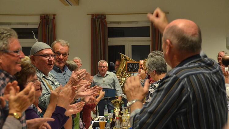 Ausgelassene Stimmung herrschte beim Abschiedskonzert der Waldfensterer Bergmusikanten im Pfarrgemeindezentrum Waldfenster. Foto: Kathrin Kupka-Hahn
