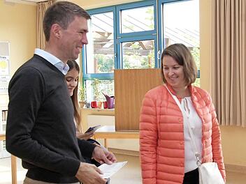 Stefan Müller mit Tochter Laura und Ehefrau Christine im Wahllokal  Foto: Richard Sänger