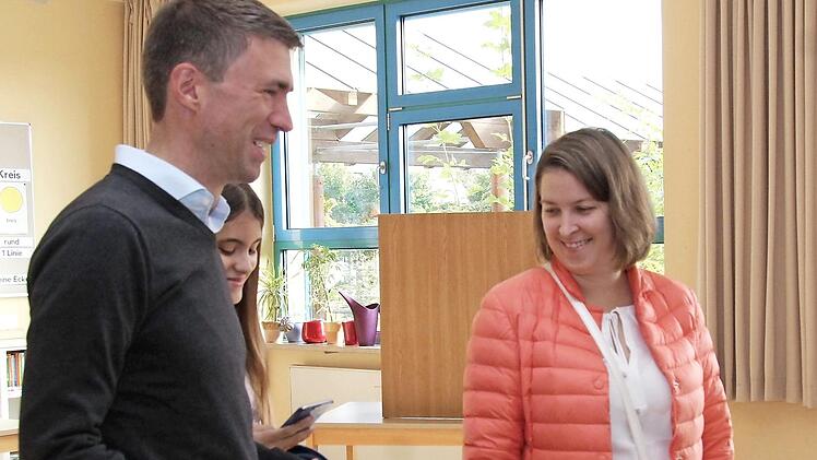 Stefan Müller mit Tochter Laura und Ehefrau Christine im Wahllokal  Foto: Richard Sänger