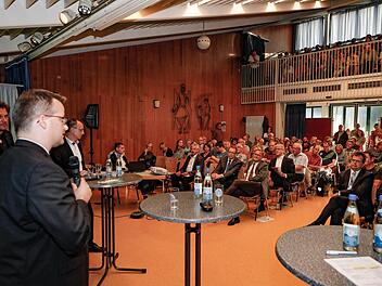 Der Pfarrsaal von Sankt Kunigund war mit mehr als 200 Besuchern gut gefüllt, als unter anderem die städtischen Referenten über den geplanten Gewerbepark informierten. Foto: Matthias Hoch
