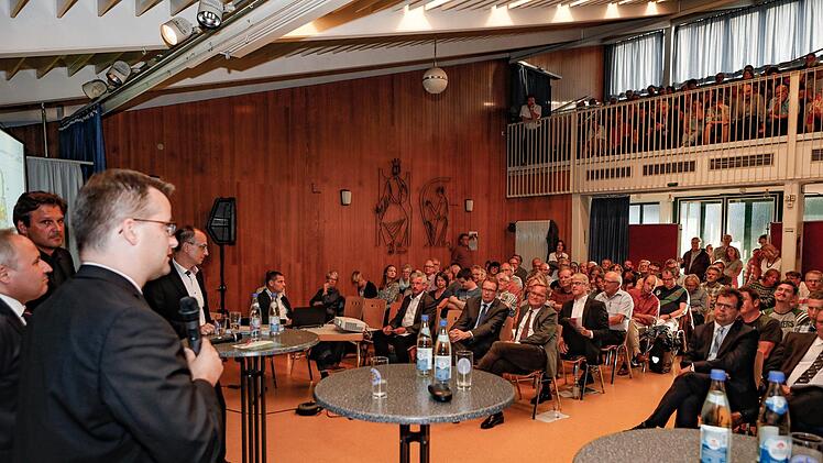 Der Pfarrsaal von Sankt Kunigund war mit mehr als 200 Besuchern gut gefüllt, als unter anderem die städtischen Referenten über den geplanten Gewerbepark informierten. Foto: Matthias Hoch