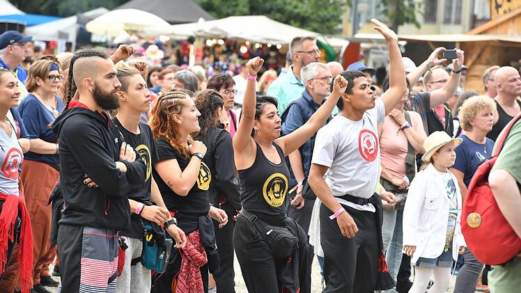 Die Samba-Fans hatten trotz schlechtem Wetter Feierlaune. Foto: Ronald Rinklef