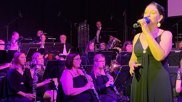 Elke Höhn begeisterte als Solistin bei dem äußerst anspruchsvollen "Star Dust". Foto: Sonny Adam