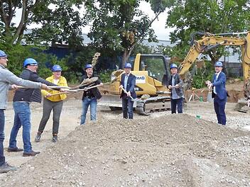 Symbolischer Spatenstich mit Oberbürgermeister Uwe Kirschstein, den Architekten Volker Rosbigalle und Ralf Bahl, Bauleiter Joachim Raab und H. Herold vom Ebensfelder Bauunternehmen Raab, Bürgermeister Udo Schönfelder sowie Sigrun Wagner und Veronika Bauer vom Hochbauamt Foto: Stadt Forchheim, Britta Kurth