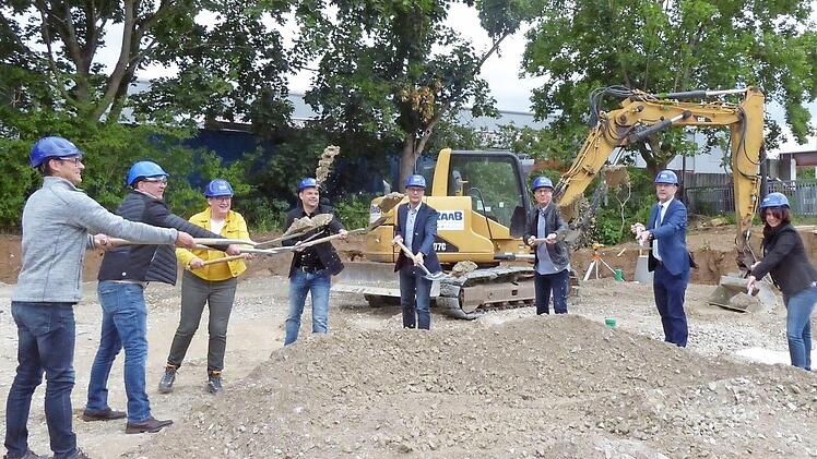 Symbolischer Spatenstich mit Oberbürgermeister Uwe Kirschstein, den Architekten Volker Rosbigalle und Ralf Bahl, Bauleiter Joachim Raab und H. Herold vom Ebensfelder Bauunternehmen Raab, Bürgermeister Udo Schönfelder sowie Sigrun Wagner und Veronika Bauer vom Hochbauamt Foto: Stadt Forchheim, Britta Kurth