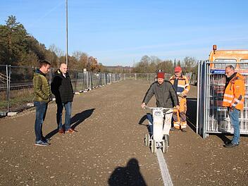 Manfred Back zieht im Beisein von Fabian Nöth, Michael Kastl, Paul Bieber und Stefan Sluzar die erste Linie für die Parkplatzmarkierung auf dem Jägergrundstück in Münnerstadt.  Foto: Thomas Malz