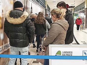 Es ist wieder was los im Kulmbacher Impfzentrum im Einkaufszentrum "Fritz". Am Freitagnachmittag standen die Menschen Schlange, um sich gegen Covid-19 impfen zu lassen.
