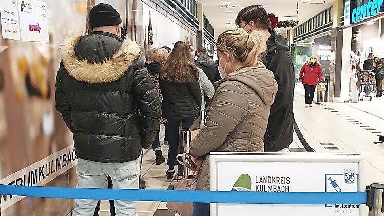 Es ist wieder was los im Kulmbacher Impfzentrum im Einkaufszentrum "Fritz". Am Freitagnachmittag standen die Menschen Schlange, um sich gegen Covid-19 impfen zu lassen.
