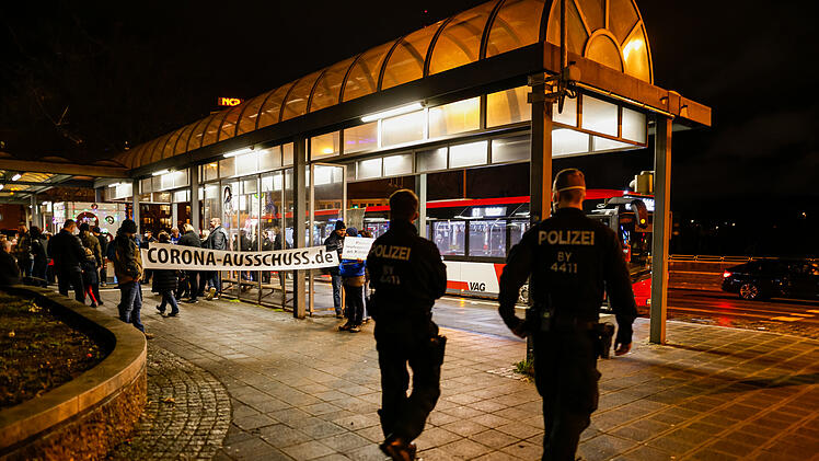 Nürnberg: 1300 Corona-Maßnahmengegner ziehen bei unangemeldeter Demonstration durch die Stadt
