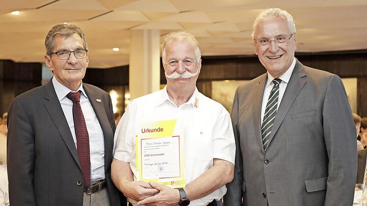 Walter Horsch (M.) wurde vom ASB-Landesvorsitzenden Gerhard K&ouml;rner (l.) und von Innenminister Joachim Herrmann geehrt.