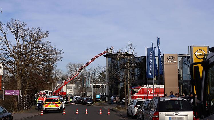 Feuer bricht auf Nürnberger Autohaus aus - Mann muss behandelt werden