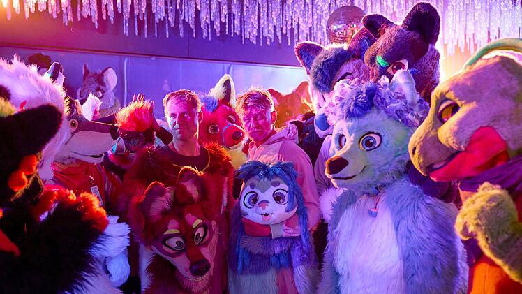Millionen von Menschen weltweit sind Anhänger der "Furry"-Szene. Sie schlüpfen in die Kostüme vermenschlichter Tierfiguren und -charaktere. Auf sogenannten "Furry"-Partys trieb sich auch der Ermordete im neuen "Wien-Krimi" herum. Haller (Philipp Hochmair, Mitte links) und Niko (Andreas Guenther, Mitte rechts) ermitteln undercover.