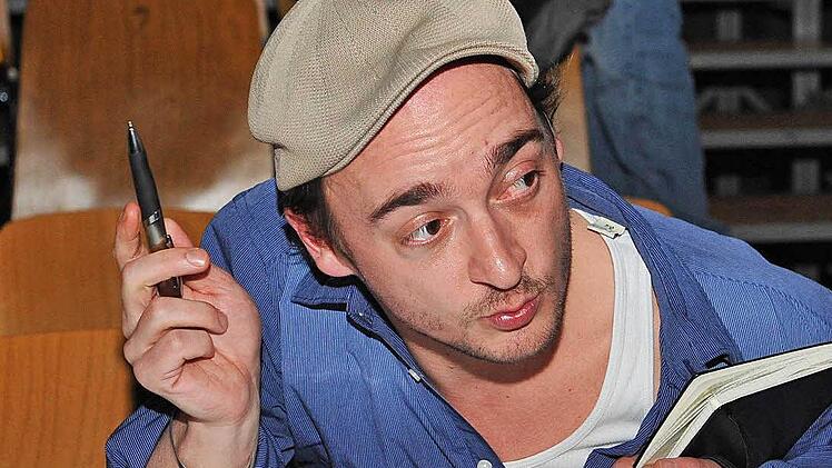 Regisseur Sebastian Pass bei der Probenarbeit