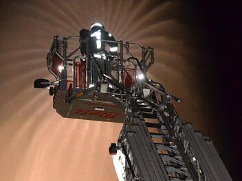 Wasserspiele im künstlichen Feuerschein: Die Übung der Feuerwehren in der Kurgärtnerei verlief mit gutem Ergebnis. Foto: Peter Rauch