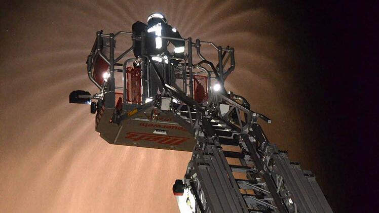 Wasserspiele im künstlichen Feuerschein: Die Übung der Feuerwehren in der Kurgärtnerei verlief mit gutem Ergebnis. Foto: Peter Rauch